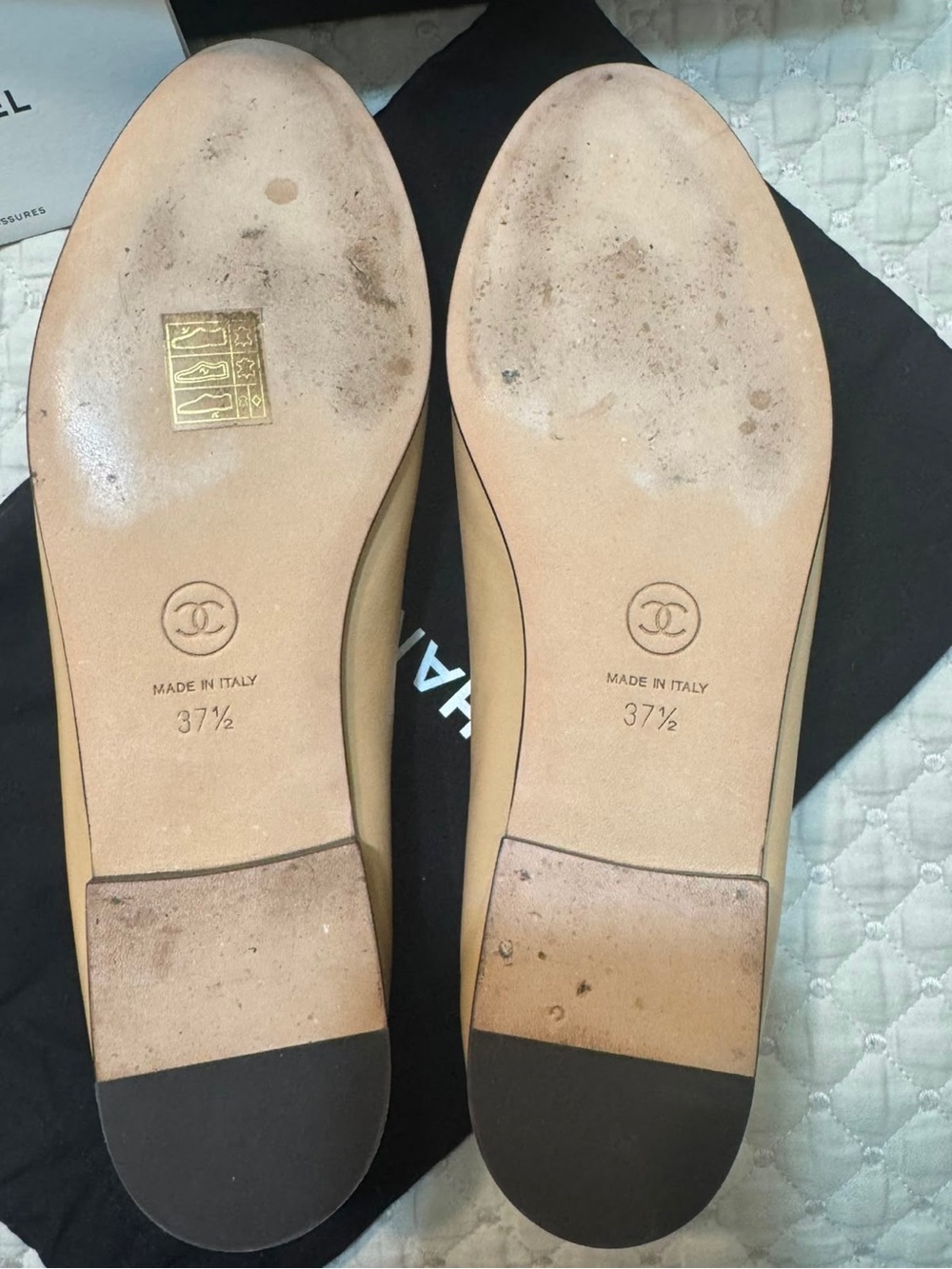 CHANEL Two-Tone Beige and Black Leather Cap-Toe Ballet Flats - Picture 5 of 8
